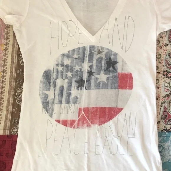 American Eagle White v-neck tee. - Picture 5 of 5